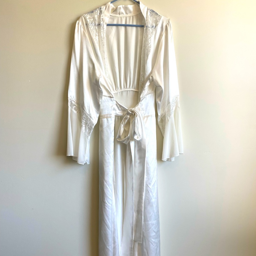 Long White Bridal Robe Size: L